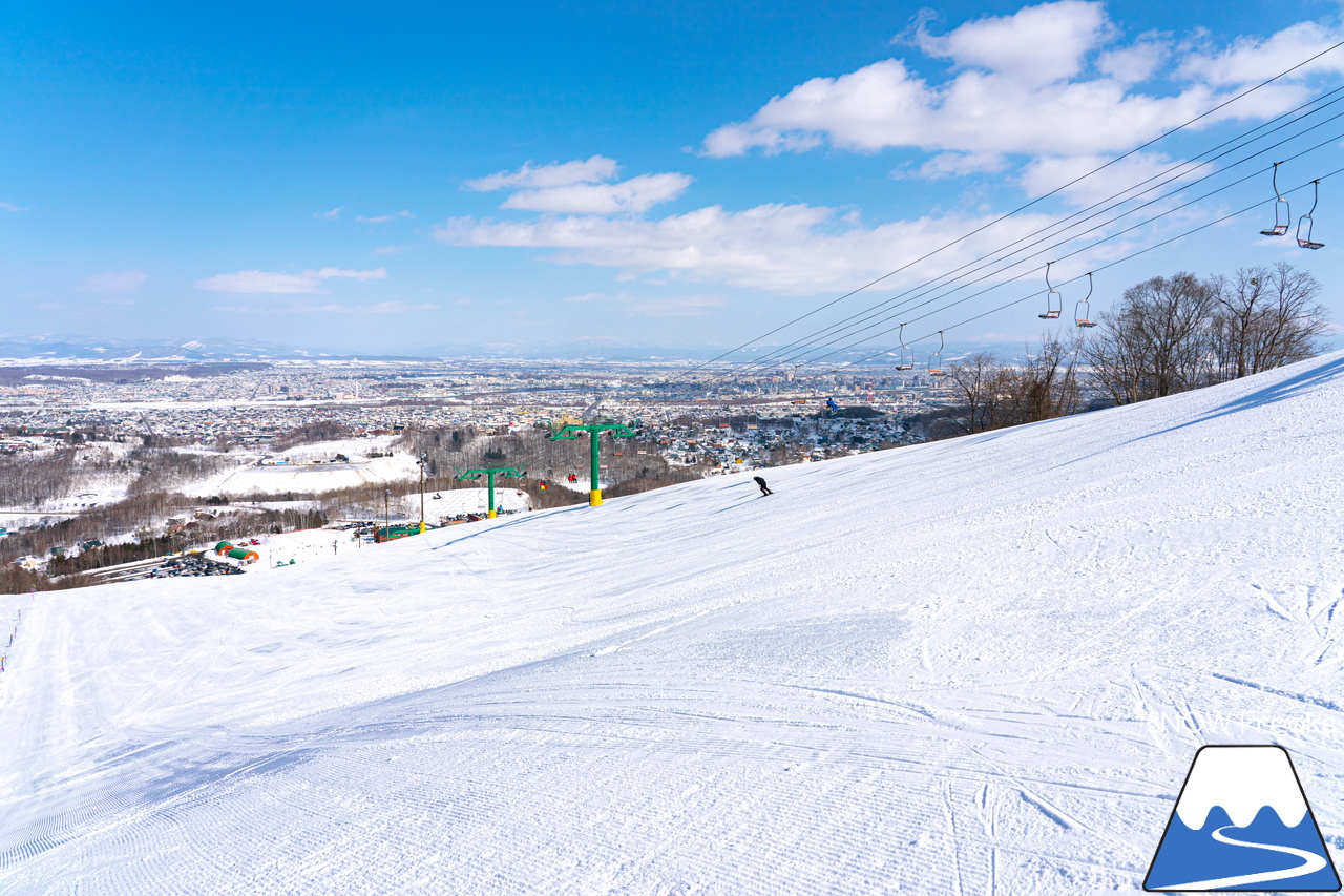 旭川サンタプレゼントパーク・マロースゲレンデ｜旭川市の街並みの向こうに北海道最高峰「旭岳」を望む大パノラマ。旭川市民御用達の絶景ゲレンデへ！